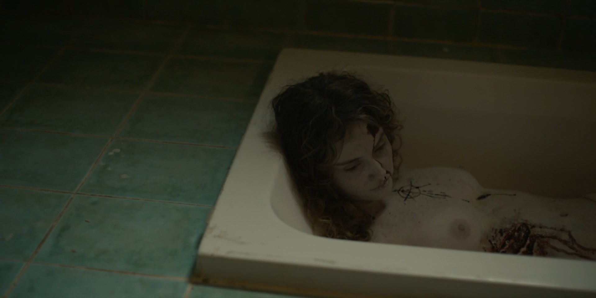 Cansu Türedi nude – Cenaze (Funeral) (2023)