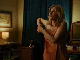Caroline Peters sexy – Die Unschärferelation der Liebe (2023)