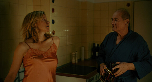 Caroline Peters sexy – Die Unschärferelation der Liebe (2023)