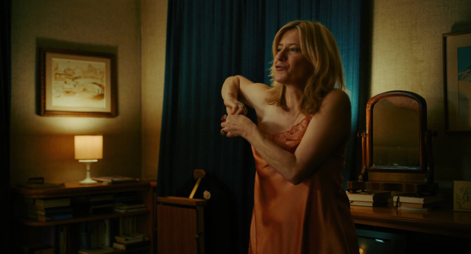 Caroline Peters sexy – Die Unschärferelation der Liebe (2023)