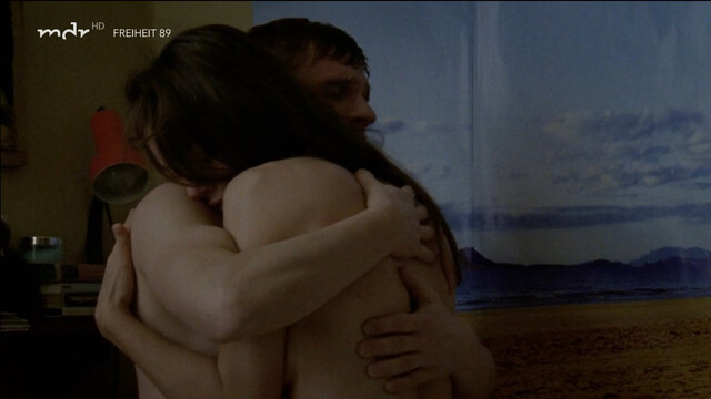 Hannah Herzsprung sexy – Weissensee s01e02-03 (2010)