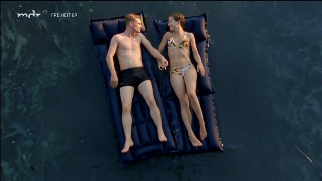 Hannah Herzsprung sexy – Weissensee s01e02-03 (2010)