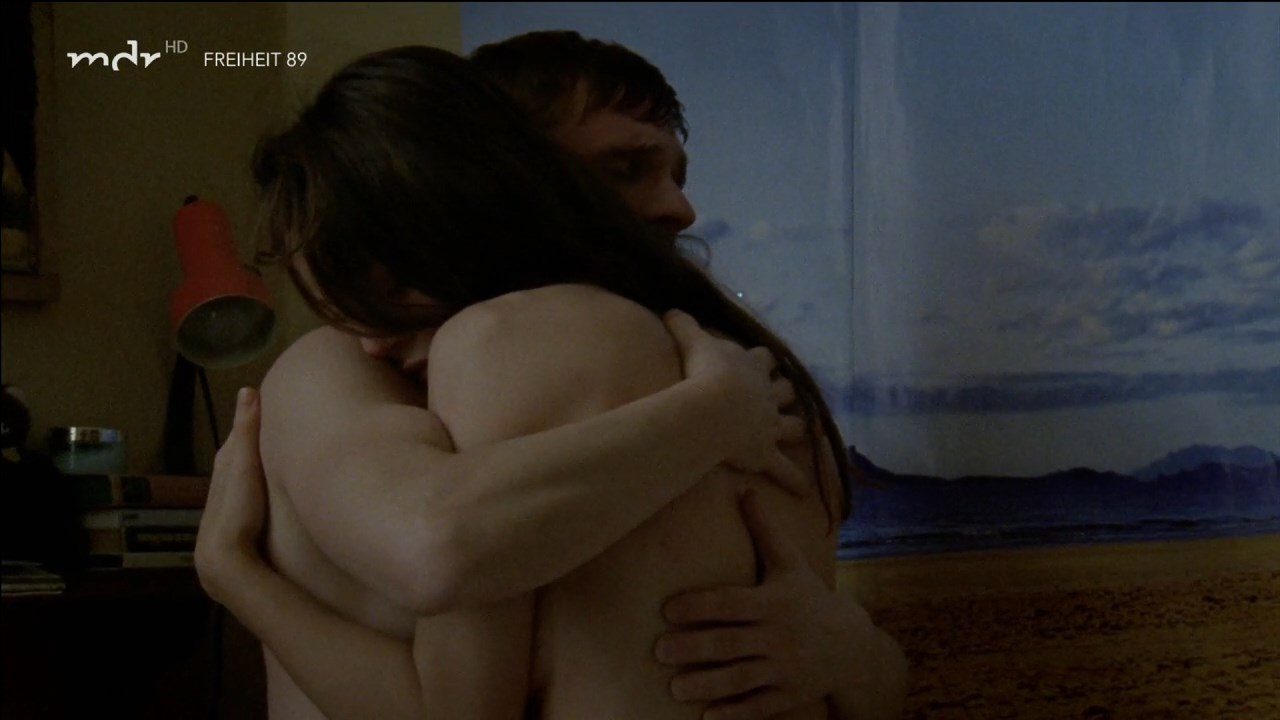 Hannah Herzsprung sexy – Weissensee s01e02-03 (2010)