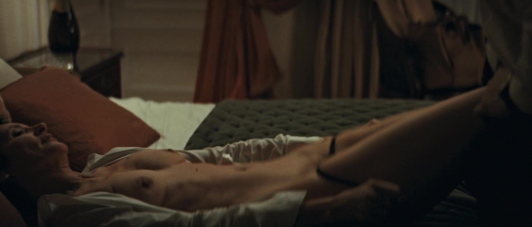 Jeanne Balibar nude - Le système Victoria (2024)