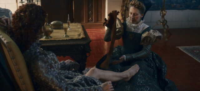 Minnie Driver sexy – The Serpent Queen s02e06 (2024)