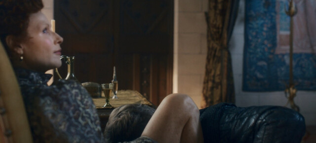 Minnie Driver sexy – The Serpent Queen s02e06 (2024)