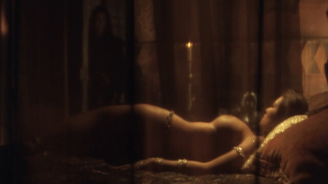 Manuela Arcuri nude – Juana La Loca (2001)