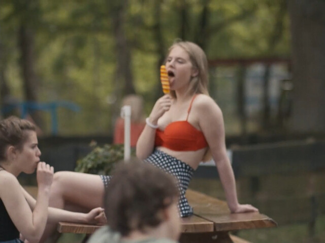 Marie-Mae van Zuilen sexy – Femme (2017)