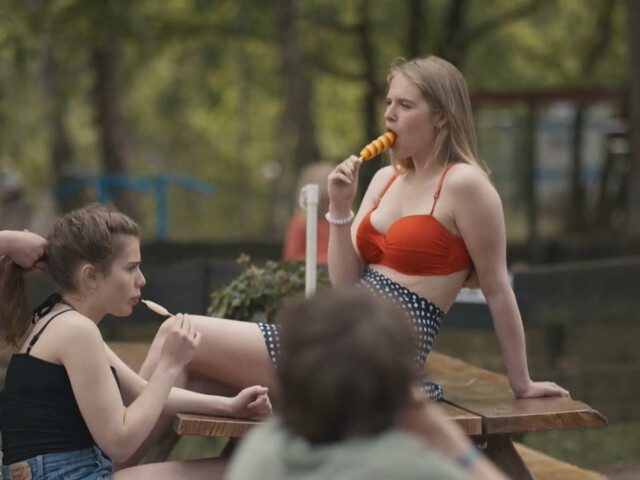 Marie-Mae van Zuilen sexy – Femme (2017)