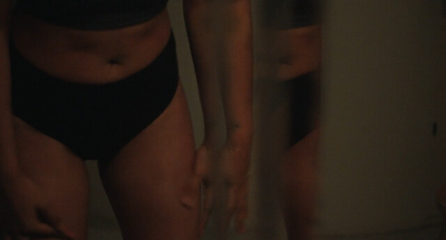 Courtney Eaton sexy – Parachute (2023)