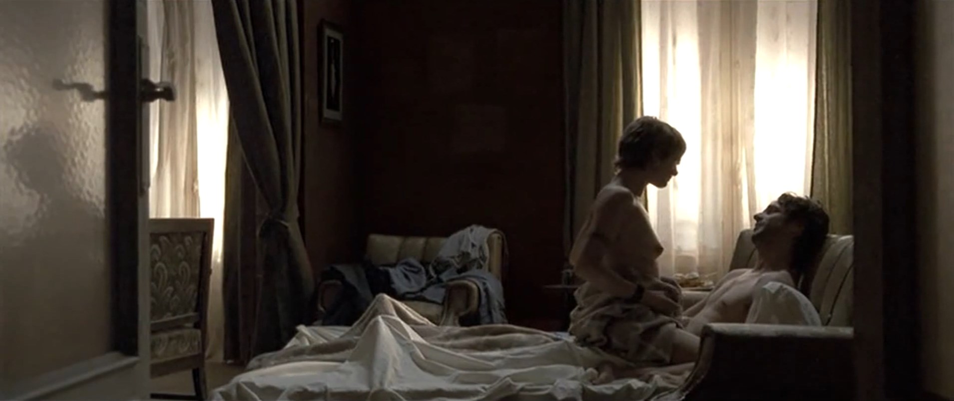 Najwa Nimri nude – Utopía (2003)