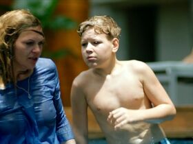 Anna Loos sexy – Gefangen im Paradies (2016)