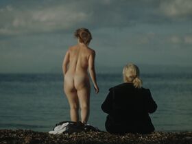 Stefi Poulopoulou nude – Paparounes kai papies (2022)