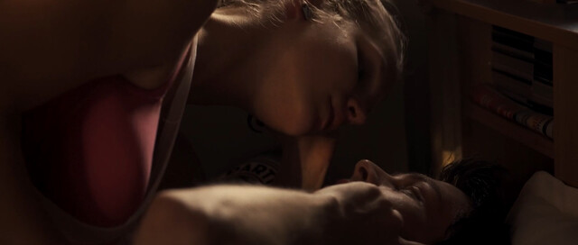 Jelena Tjapkin sexy – Dog Days of Summer (Mi smo videli leto) (2019)