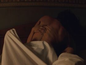 Alice Belaïdi sexy – Odd Job (Un petit boulot) (2016)