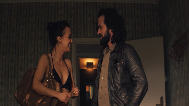 Alice Belaïdi sexy – Odd Job (Un petit boulot) (2016)