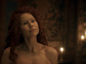 Minnie Driver sexy – The Serpent Queen s02e04 (2024)