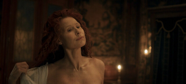 Minnie Driver sexy – The Serpent Queen s02e04 (2024)