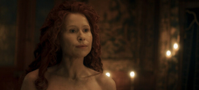 Minnie Driver sexy – The Serpent Queen s02e04 (2024)