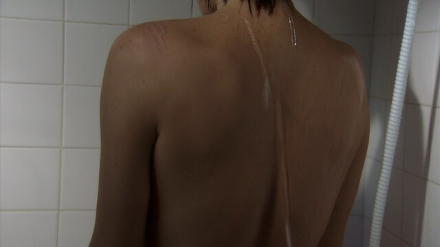 Anne Caillon sexy – La forastera (L'Étrangère) (2007)