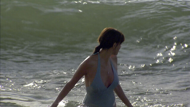 Anne Caillon sexy – La forastera (L'Étrangère) (2007)