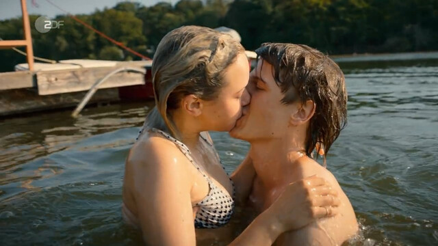 Pauline Werner sexy – Nächste Ausfahrt Glück - Beste Freundinnen (2021)