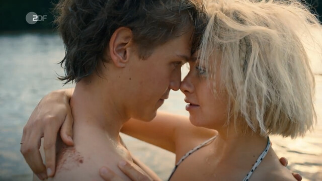 Pauline Werner sexy – Nächste Ausfahrt Glück - Beste Freundinnen (2021)