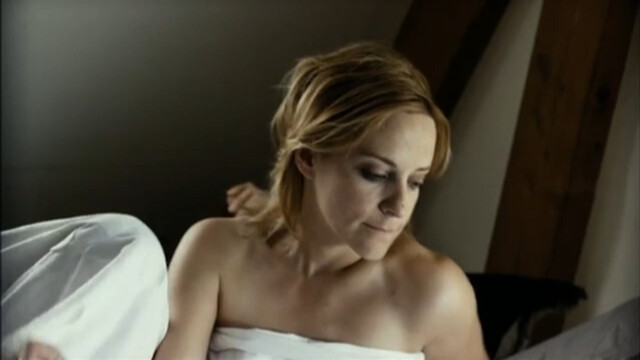 Axelle Charvoz sexy – Cendrillon du pied gauche (2010)