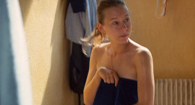 Géraldine Martineau nude – Le nouveau (2015)