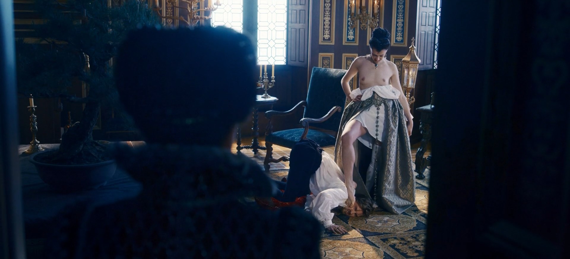 Solenn Mara Lewis nude – The Serpent Queen s02e02 (2024)