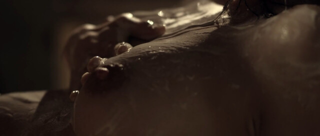 Carolina Clemente nude – Dentro (2018)