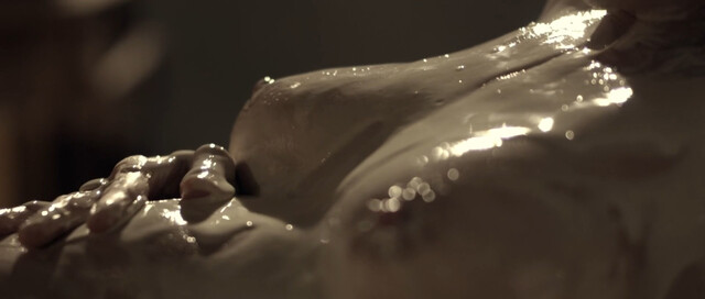 Carolina Clemente nude – Dentro (2018)