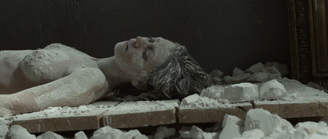 Carolina Clemente nude – Dentro (2018)