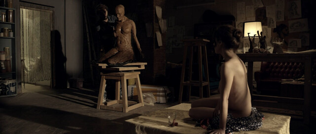 Carolina Clemente nude – Dentro (2018)