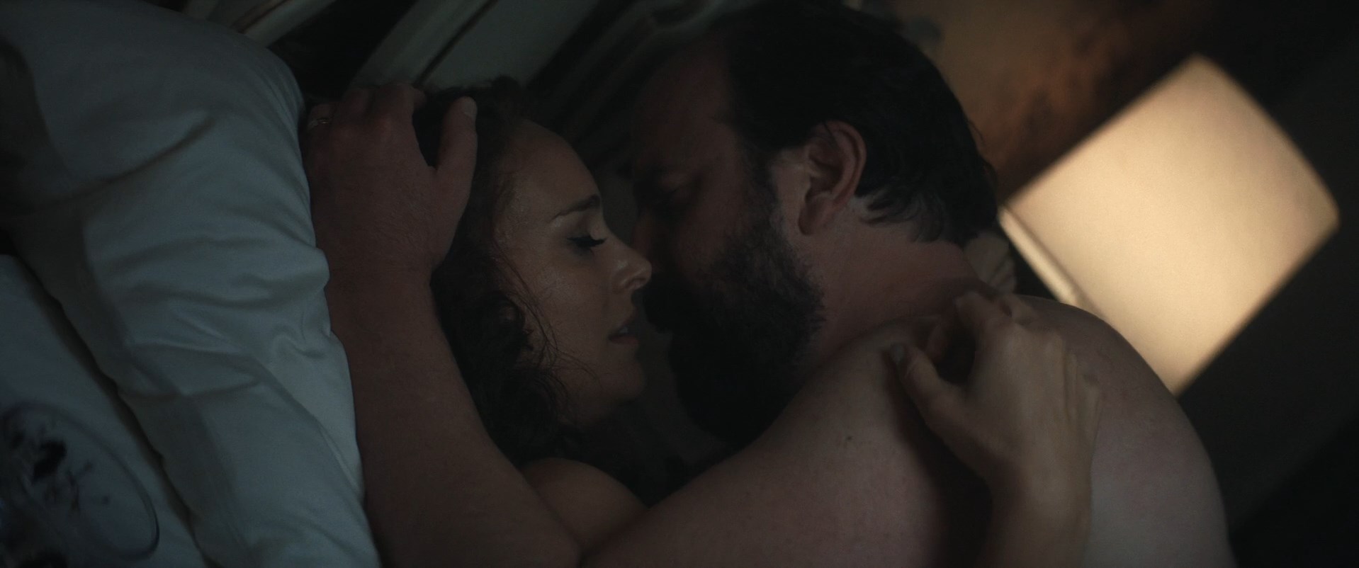 Natalie Portman sexy – Lady in the Lake s01e02 (2024)