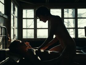 Julia Koschitz nude – Schweigeminute (2016)