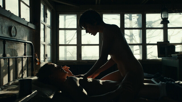 Julia Koschitz nude – Schweigeminute (2016)