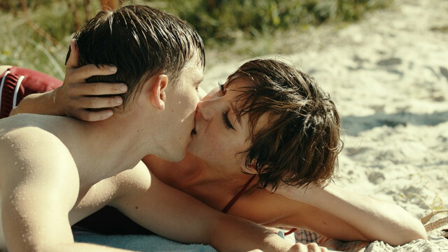 Julia Koschitz nude – Schweigeminute (2016)