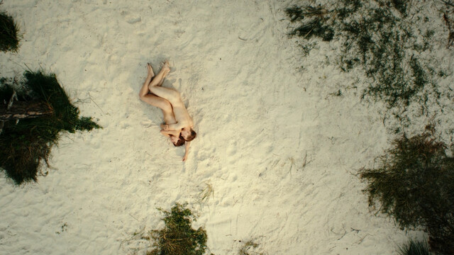 Julia Koschitz nude – Schweigeminute (2016)