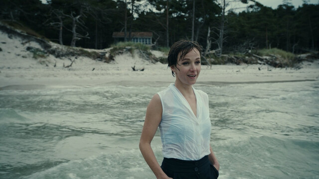 Julia Koschitz nude – Schweigeminute (2016)