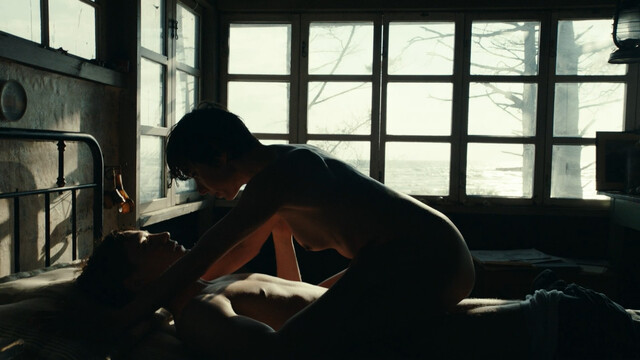 Julia Koschitz nude – Schweigeminute (2016)