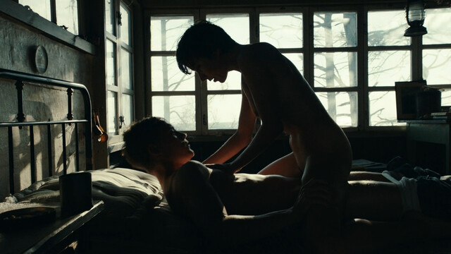 Julia Koschitz nude – Schweigeminute (2016)