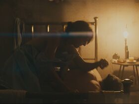 Maya Hawke sexy – Wildcat (2024)