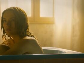 Billie Blain sexy – Le Calme de l'Eau (2023)