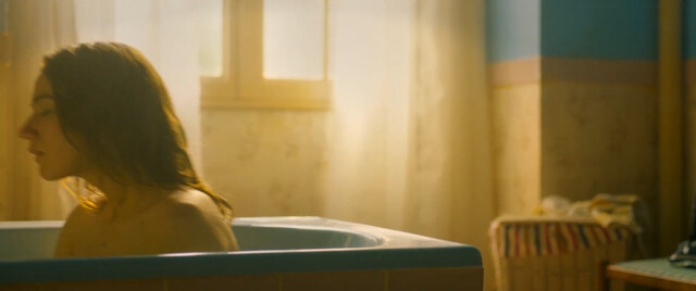 Billie Blain sexy – Le Calme de l'Eau (2023)