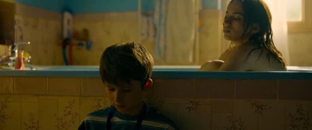 Billie Blain sexy – Le Calme de l'Eau (2023)