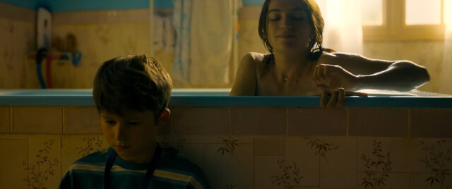 Billie Blain sexy – Le Calme de l'Eau (2023)