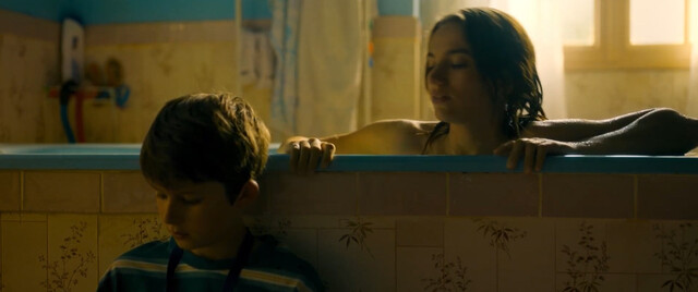 Billie Blain sexy – Le Calme de l'Eau (2023)