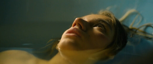 Billie Blain sexy – Le Calme de l'Eau (2023)