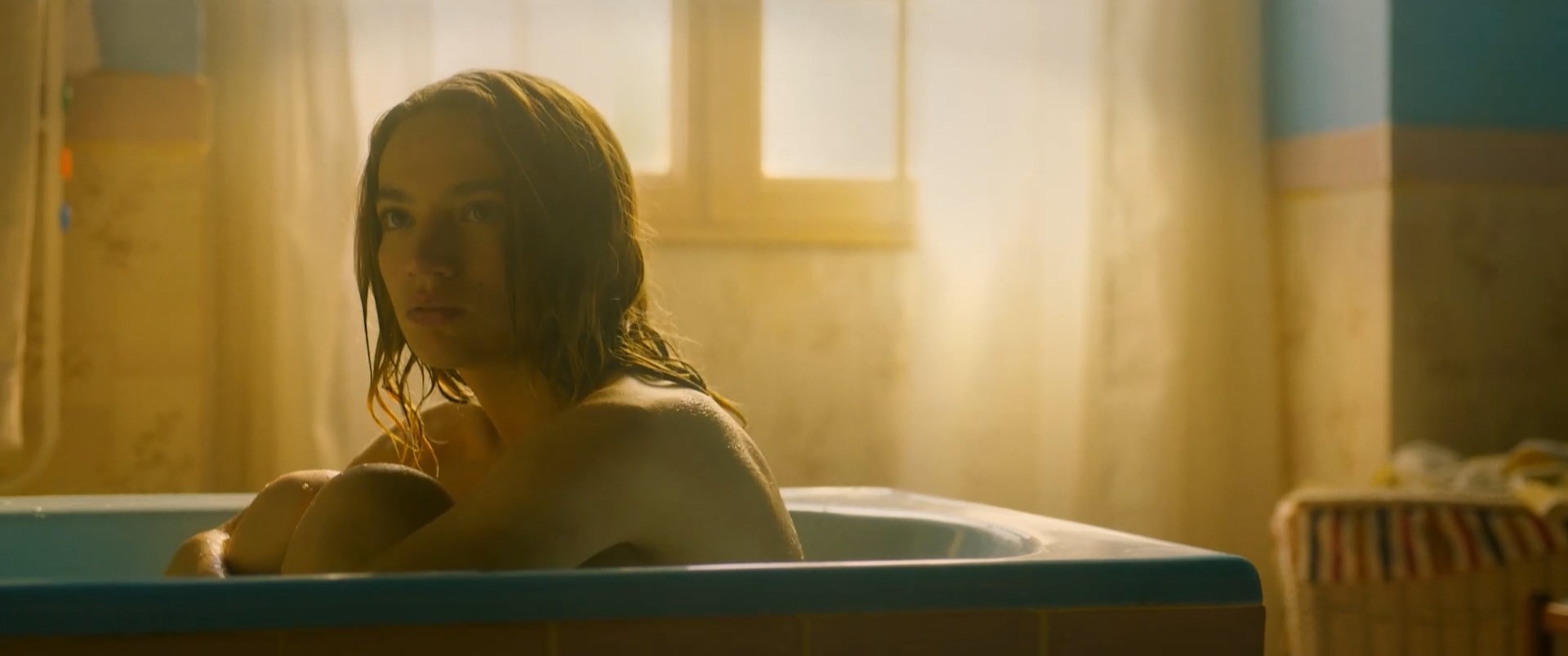 Billie Blain sexy – Le Calme de l'Eau (2023)